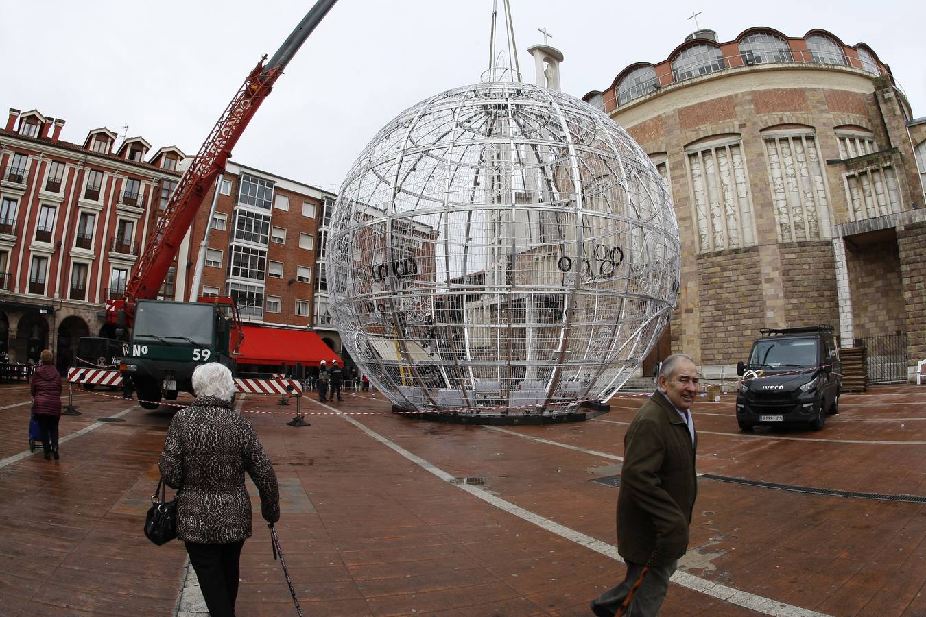 La instalación que ha levantado polémica en la capital del Besaya se encuentra en fase montaje