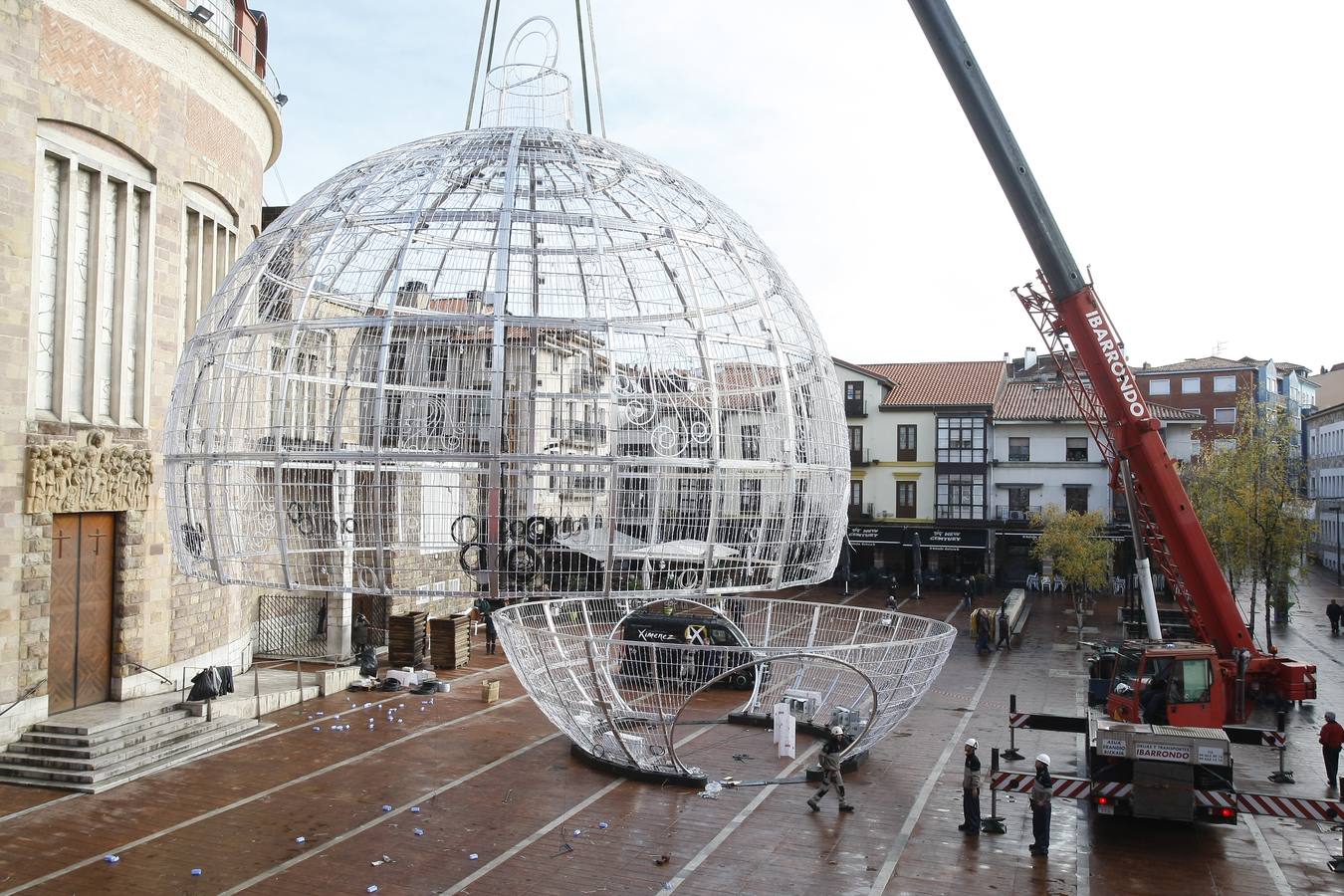 La instalación que ha levantado polémica en la capital del Besaya se encuentra en fase montaje