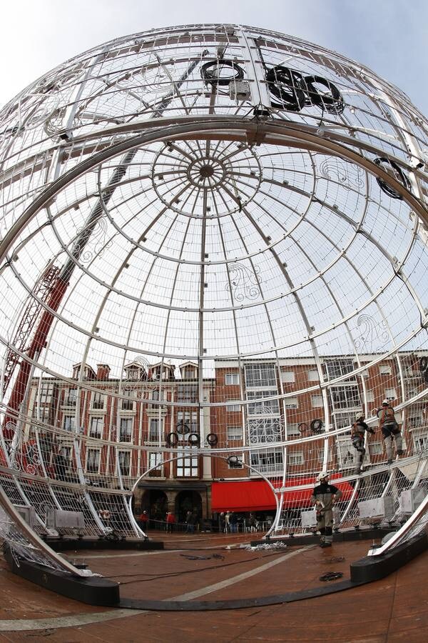 La instalación que ha levantado polémica en la capital del Besaya se encuentra en fase montaje