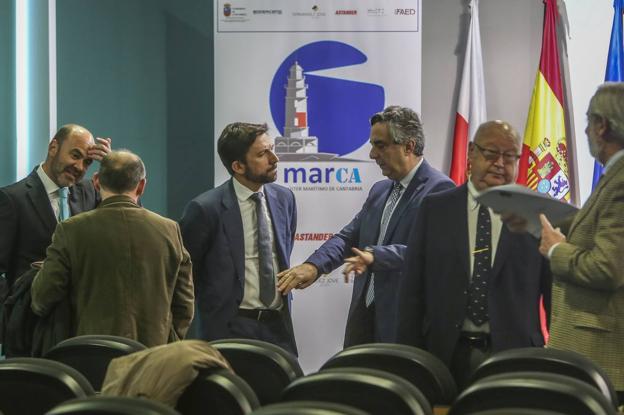 osé de Lara (izquierda) y Juan Luis Sánchez (tercero por la derecha) conversan con asistentes a la presentación del clúster