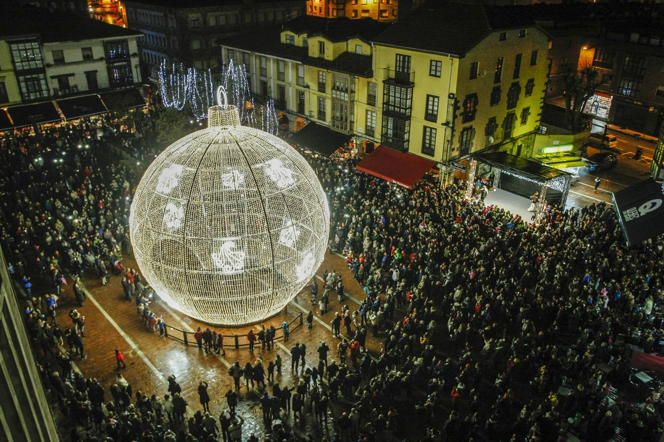 La bola ya ilumina Torrelavega