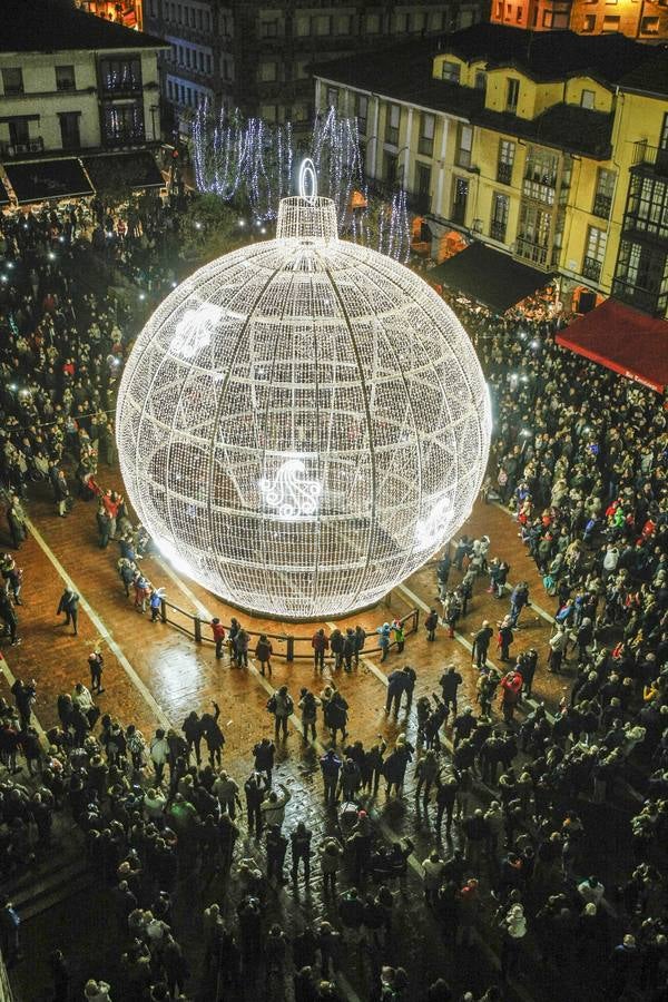 La bola ya ilumina Torrelavega