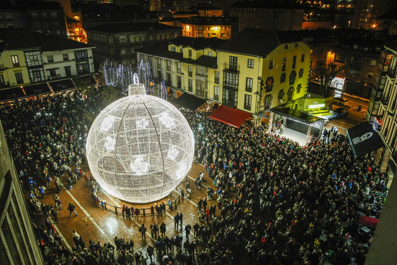 La bola ya ilumina Torrelavega