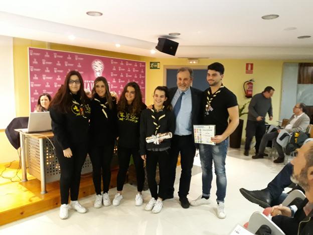 Representantes del Grupo Scout Cachón, premiado en la modalidad de Prácticas Sostenibles, junto a Carlos González.