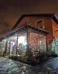 Imagen secundaria 2 - La casa de Milagros en Cóbreces alumbra a todo su barrio.