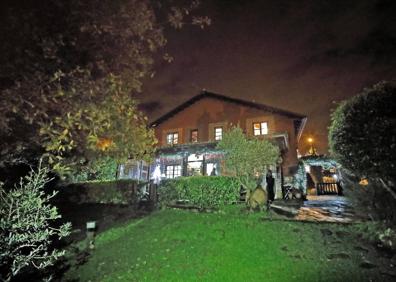 Imagen secundaria 1 - La casa de Milagros en Cóbreces alumbra a todo su barrio.