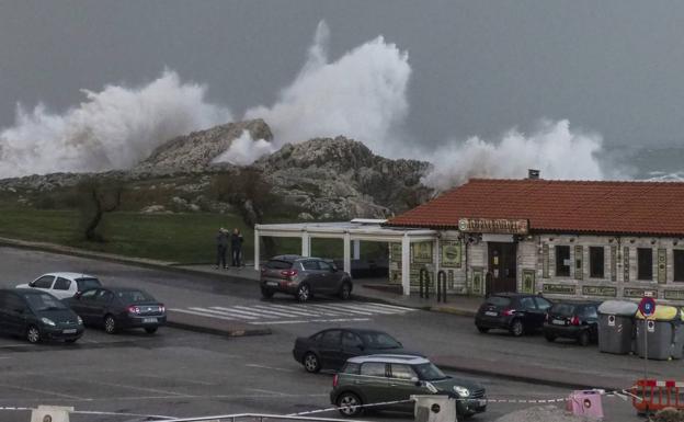 Las fuertes olas fueron ayer espectaculares en la Virgen del Mar. 