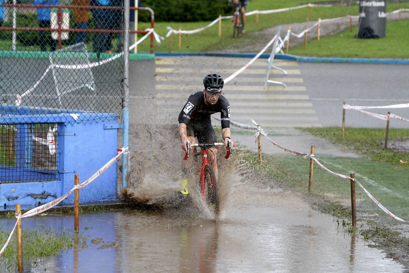 Unos 200 deportistas de toda la región tomaron parte de la cuarta edición del Campeonato de Cantabria de Ciclocross. Un circuito de 3 kilómetros de longitud entre el entorno del velódromo Óscar Freire y la zona de 'El Patatal'