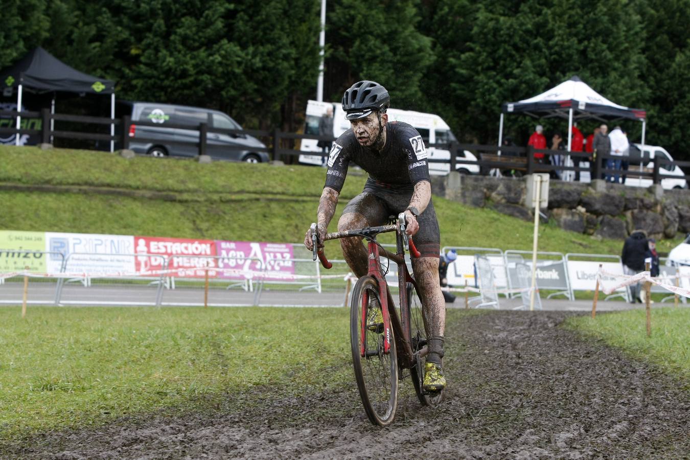 Unos 200 deportistas de toda la región tomaron parte de la cuarta edición del Campeonato de Cantabria de Ciclocross. Un circuito de 3 kilómetros de longitud entre el entorno del velódromo Óscar Freire y la zona de 'El Patatal'