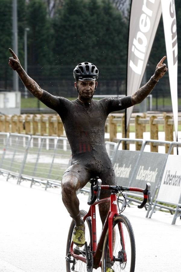 Unos 200 deportistas de toda la región tomaron parte de la cuarta edición del Campeonato de Cantabria de Ciclocross. Un circuito de 3 kilómetros de longitud entre el entorno del velódromo Óscar Freire y la zona de 'El Patatal'