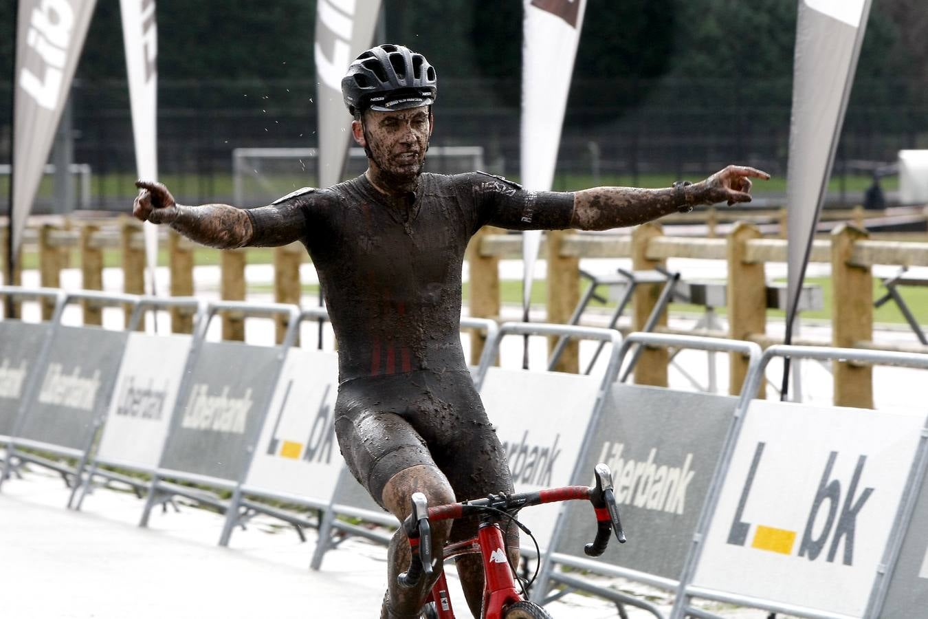 Unos 200 deportistas de toda la región tomaron parte de la cuarta edición del Campeonato de Cantabria de Ciclocross. Un circuito de 3 kilómetros de longitud entre el entorno del velódromo Óscar Freire y la zona de 'El Patatal'