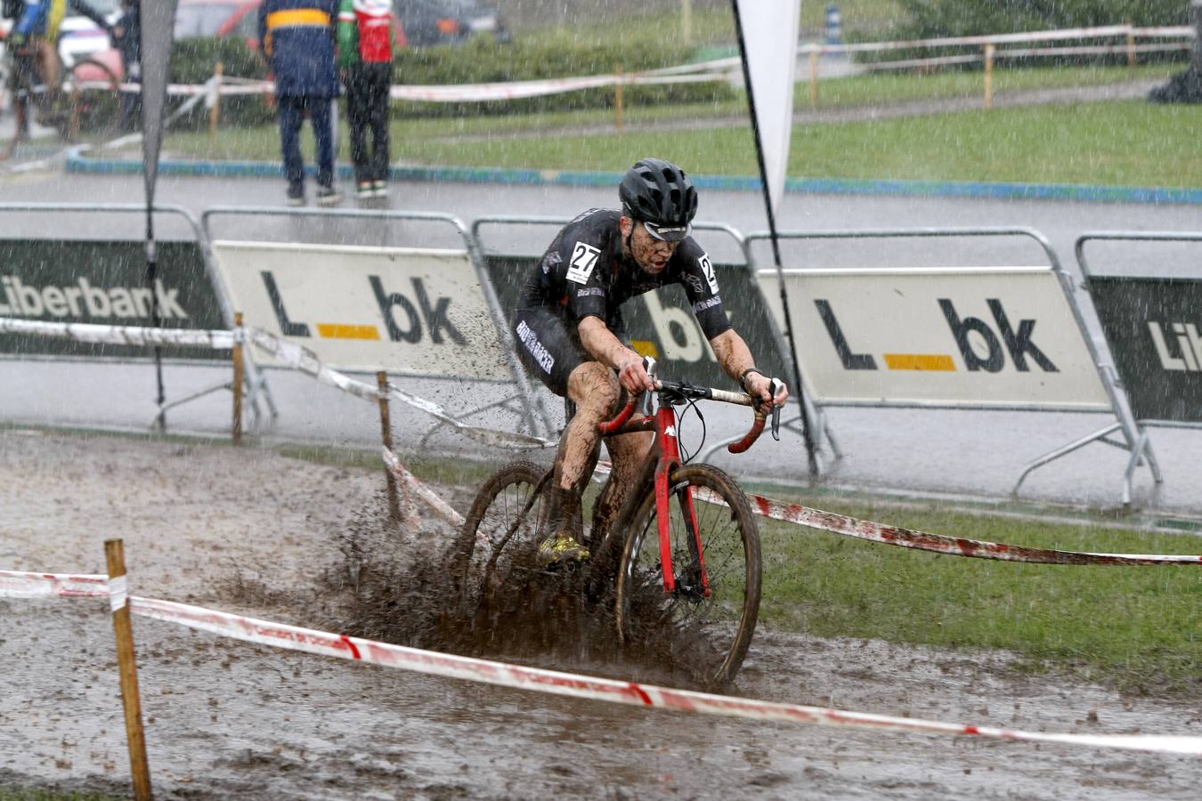 Unos 200 deportistas de toda la región tomaron parte de la cuarta edición del Campeonato de Cantabria de Ciclocross. Un circuito de 3 kilómetros de longitud entre el entorno del velódromo Óscar Freire y la zona de 'El Patatal'