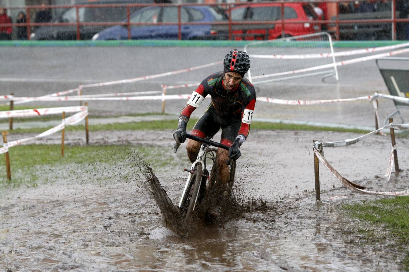 Unos 200 deportistas de toda la región tomaron parte de la cuarta edición del Campeonato de Cantabria de Ciclocross. Un circuito de 3 kilómetros de longitud entre el entorno del velódromo Óscar Freire y la zona de 'El Patatal'