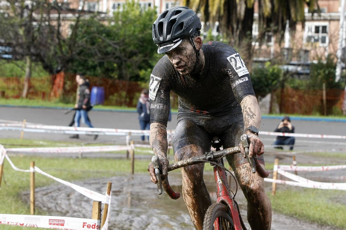 Unos 200 deportistas de toda la región tomaron parte de la cuarta edición del Campeonato de Cantabria de Ciclocross. Un circuito de 3 kilómetros de longitud entre el entorno del velódromo Óscar Freire y la zona de 'El Patatal'