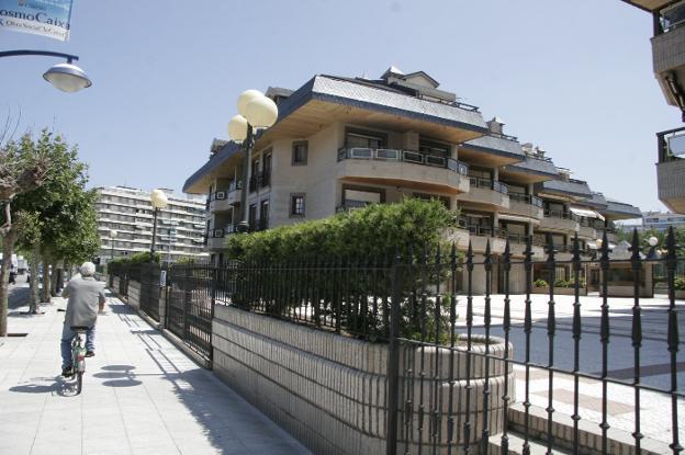 A la derecha de la imagen se aprecia uno de los bloques del Edificio Tenis. :