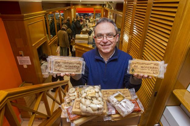 Alfredo Mira cuenta cada año la historia de su bisabuelo, el primero que llegó de Alicante para vender. Al fondo, la cola en la tienda