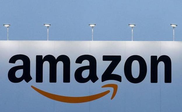 El logo de Amazon, en uno de sus almacenes.