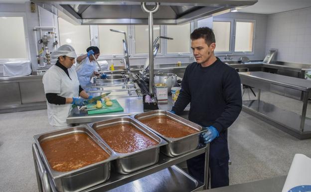 Arroz con frijoles recién preparado, este mismo lunes en el menú de la Cocina Económica.