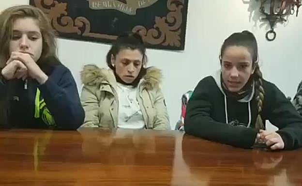 Imagen de las deportistas explicando su situación.