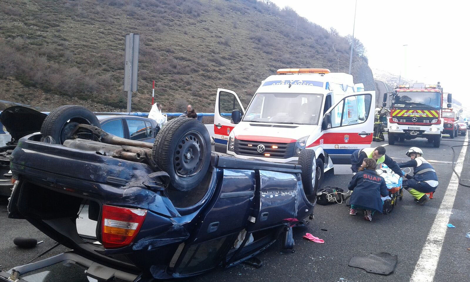 Imágenes de los vehículos accidentados y la autovía cortada