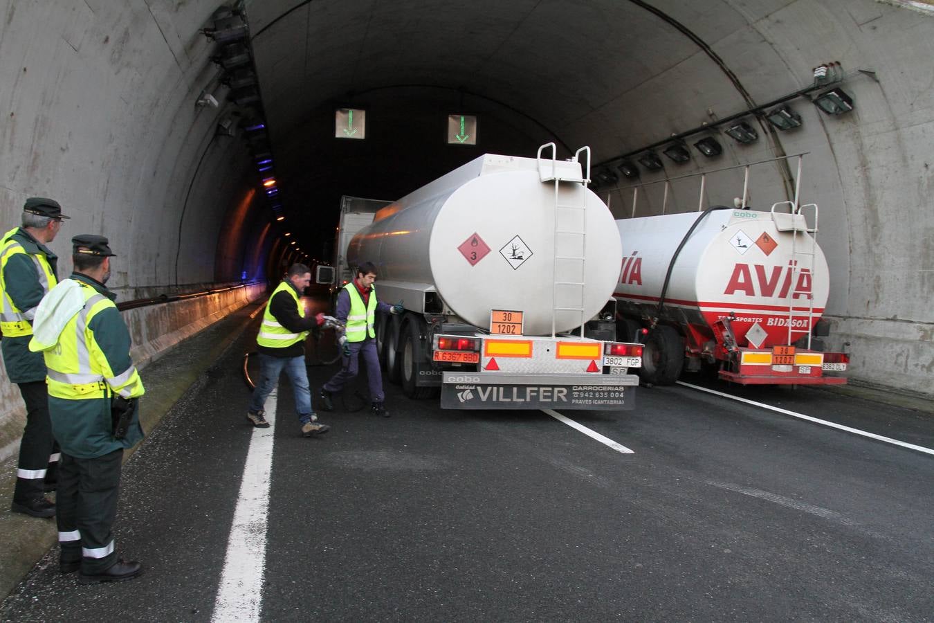 Imágenes de los vehículos accidentados y la autovía cortada