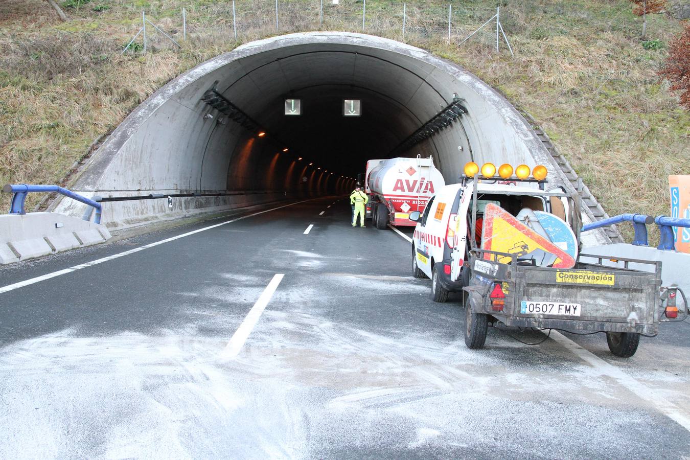 Imágenes de los vehículos accidentados y la autovía cortada