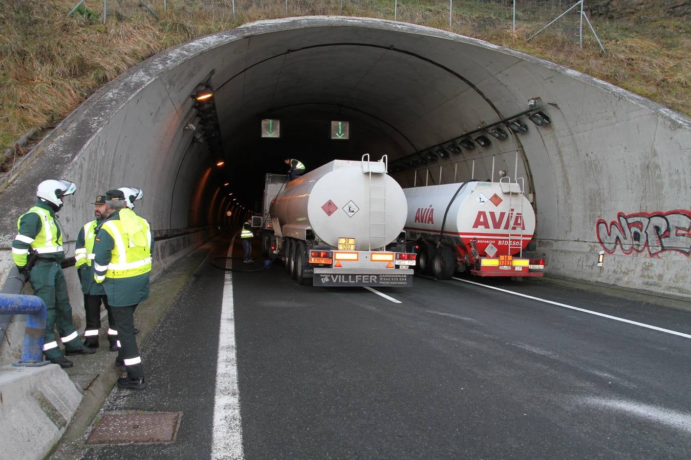 Imágenes de los vehículos accidentados y la autovía cortada