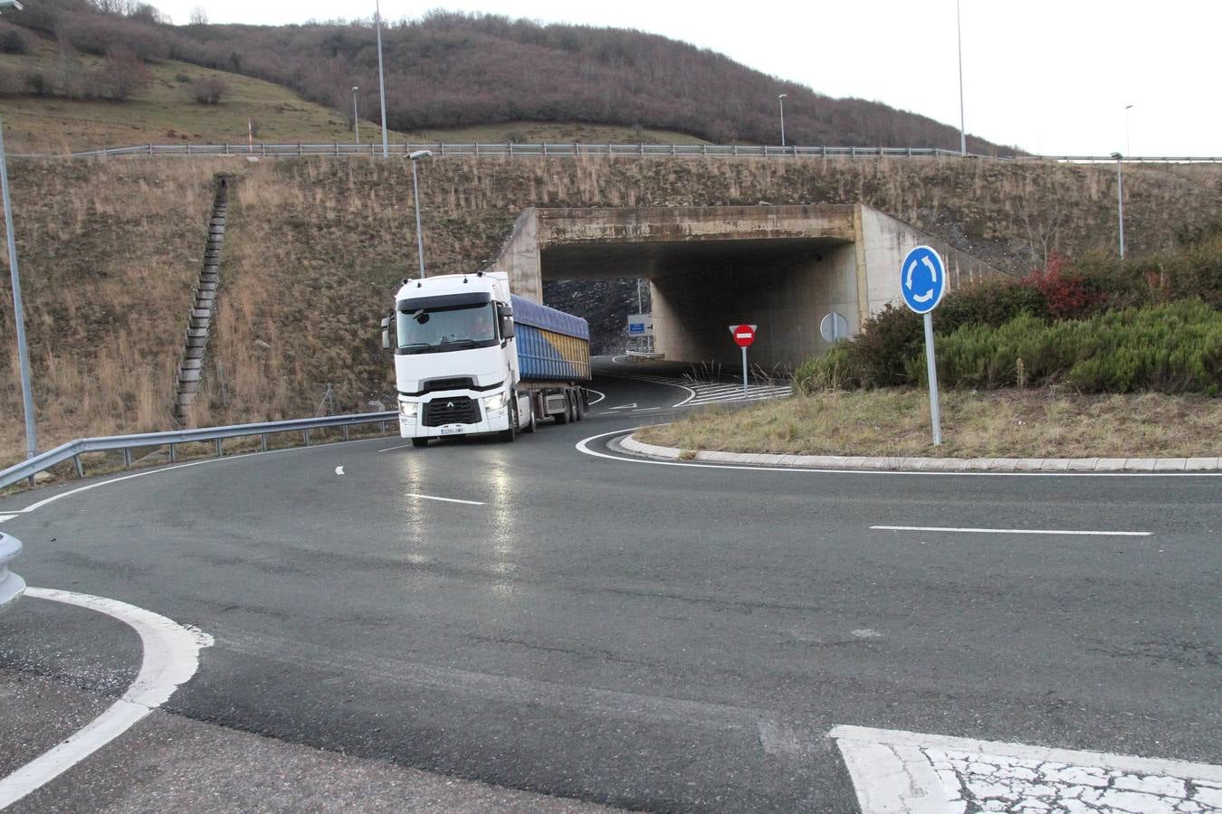 Imágenes de los vehículos accidentados y la autovía cortada