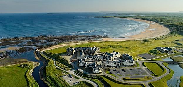 El exclusivo campo de golf de Doonbeg se encuentra en una preciosa bahía, paraíso del surf y de la naturaleza. 