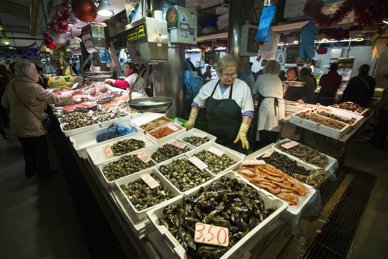 Los comerciantes del Mercado de La Esperanza achacan al temporal la subida en algunos pescados como la merluza y el rape