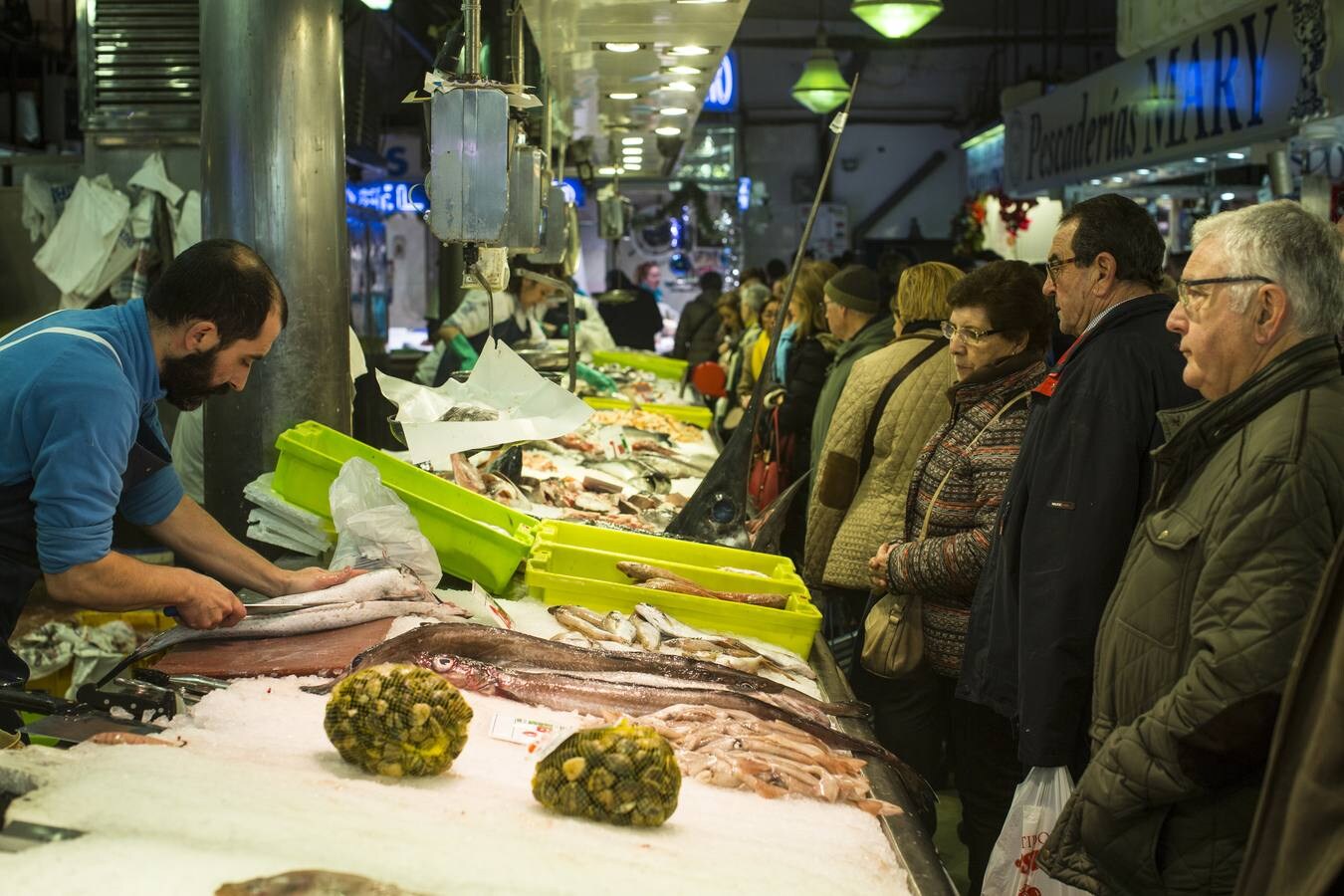 Los comerciantes del Mercado de La Esperanza achacan al temporal la subida en algunos pescados como la merluza y el rape