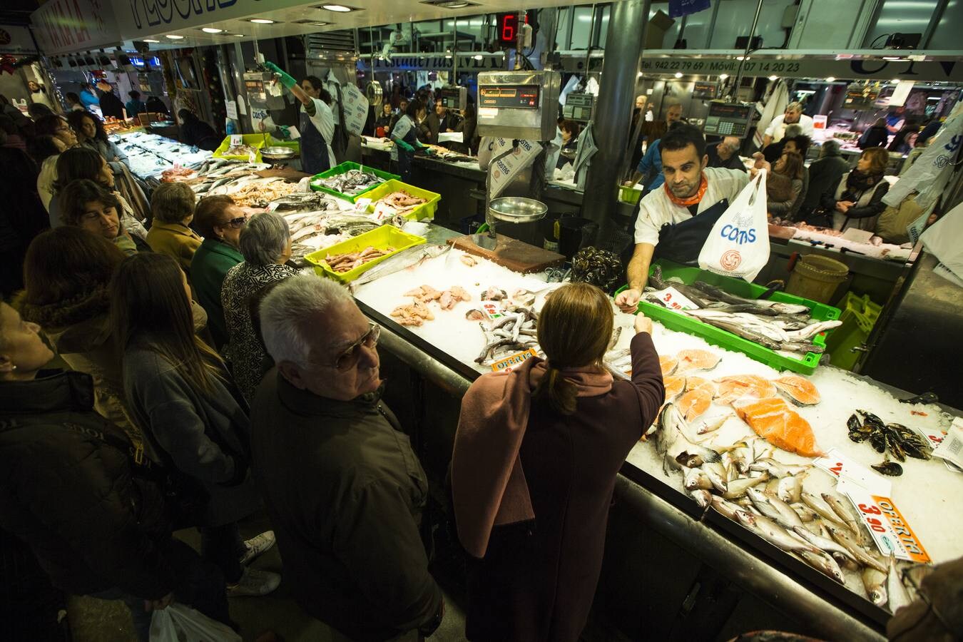 Los comerciantes del Mercado de La Esperanza achacan al temporal la subida en algunos pescados como la merluza y el rape