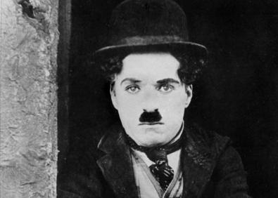 Imagen secundaria 1 - Charles Chaplin en tres de sus emblemáticas películas: junto a Buster Keaton en 'Candilejas' (1952), y como Charlot en 'El chico' (1921) y junto a Paulette Goddard en 'Tiempos Modernos' (1936).