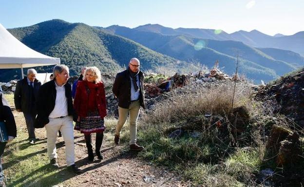 Díaz Tezanos, junto a Gómez y Caso, durante su visita al vertedero de inertes de Potes/ Lara Revilla