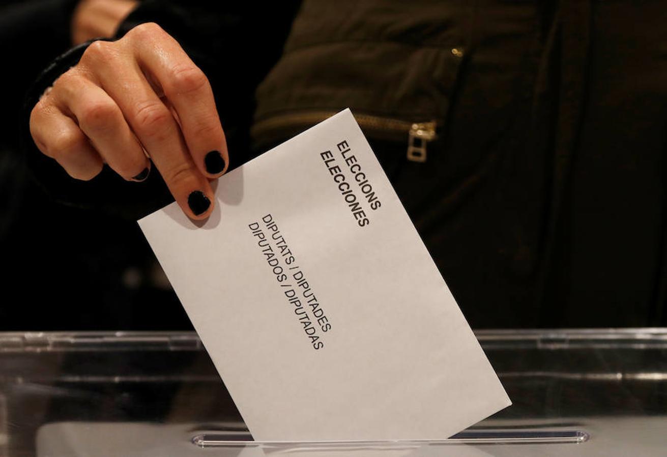 Normalidad en los colegios de Cataluña durante las primeras horas de la jornada electoral.