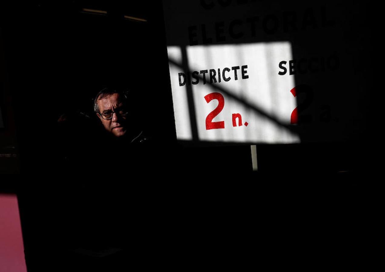 Normalidad en los colegios de Cataluña durante las primeras horas de la jornada electoral.