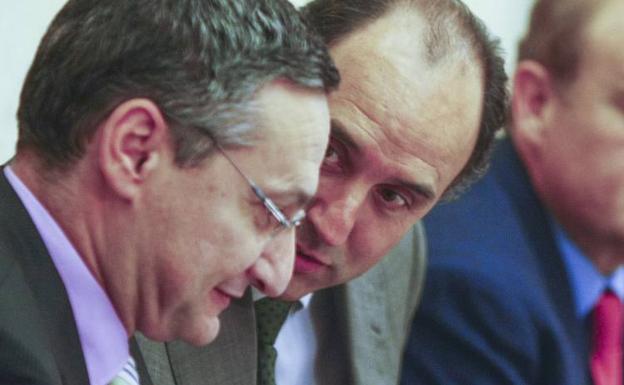 El exdiputado Carlos Bedia, junto a Ignacio Diego.