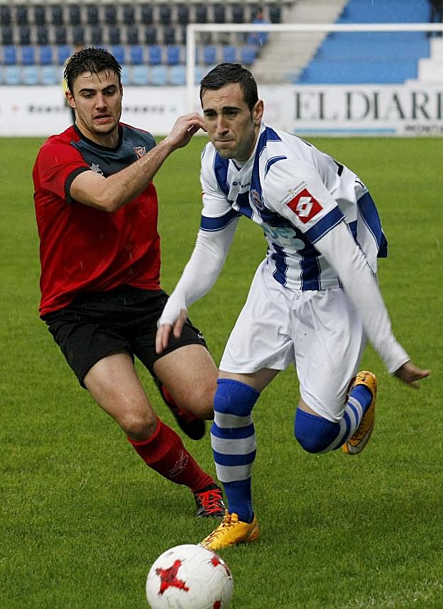 Perry conduce el balón durante el partido ante el Castro.
