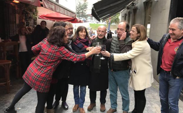 Imagen. Así celebran su suerte en la Cepa de Papi.