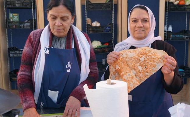 Haseisi (d) muestra una de sus creaciones. 