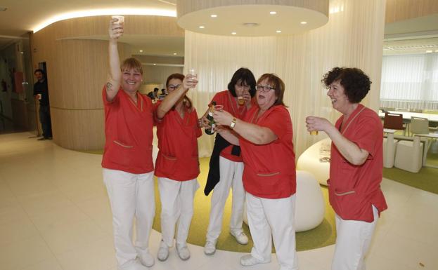 Imagen. Las trabajadoras de limpieza de la Facultad de Caminos celebran su premio.