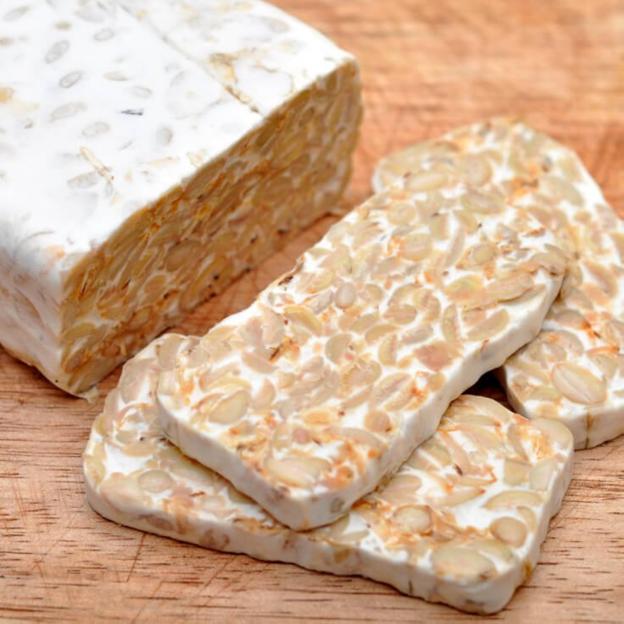 El tempeh es un alimento rico en proteínas, muy consumido en Indonesia.