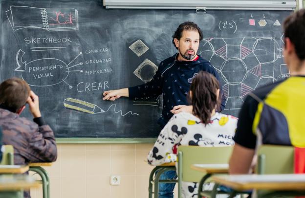 Rubén Fernández Santos utiliza cómics para sus clases en el instituto de Valera de Abajo, en Cuenca. 