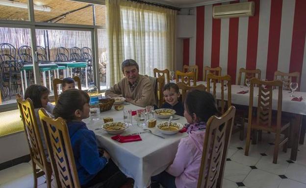 Ramón Cuesta es maestro en Herrerías y cada día, este profesor lleva a comer a sus ocho alumnos a un restaurante del pueblo. 