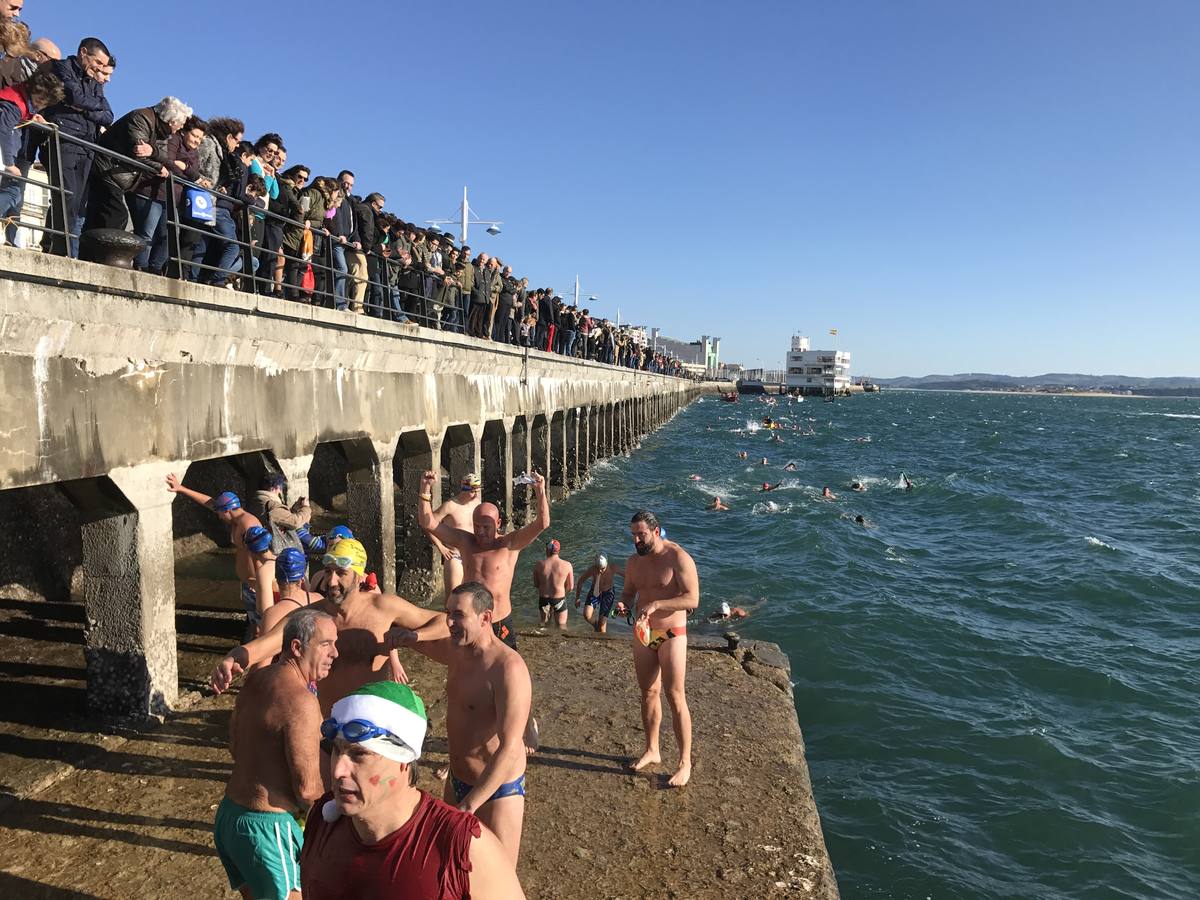 Un baño en la bahía de Santander para celebrar la Navidad