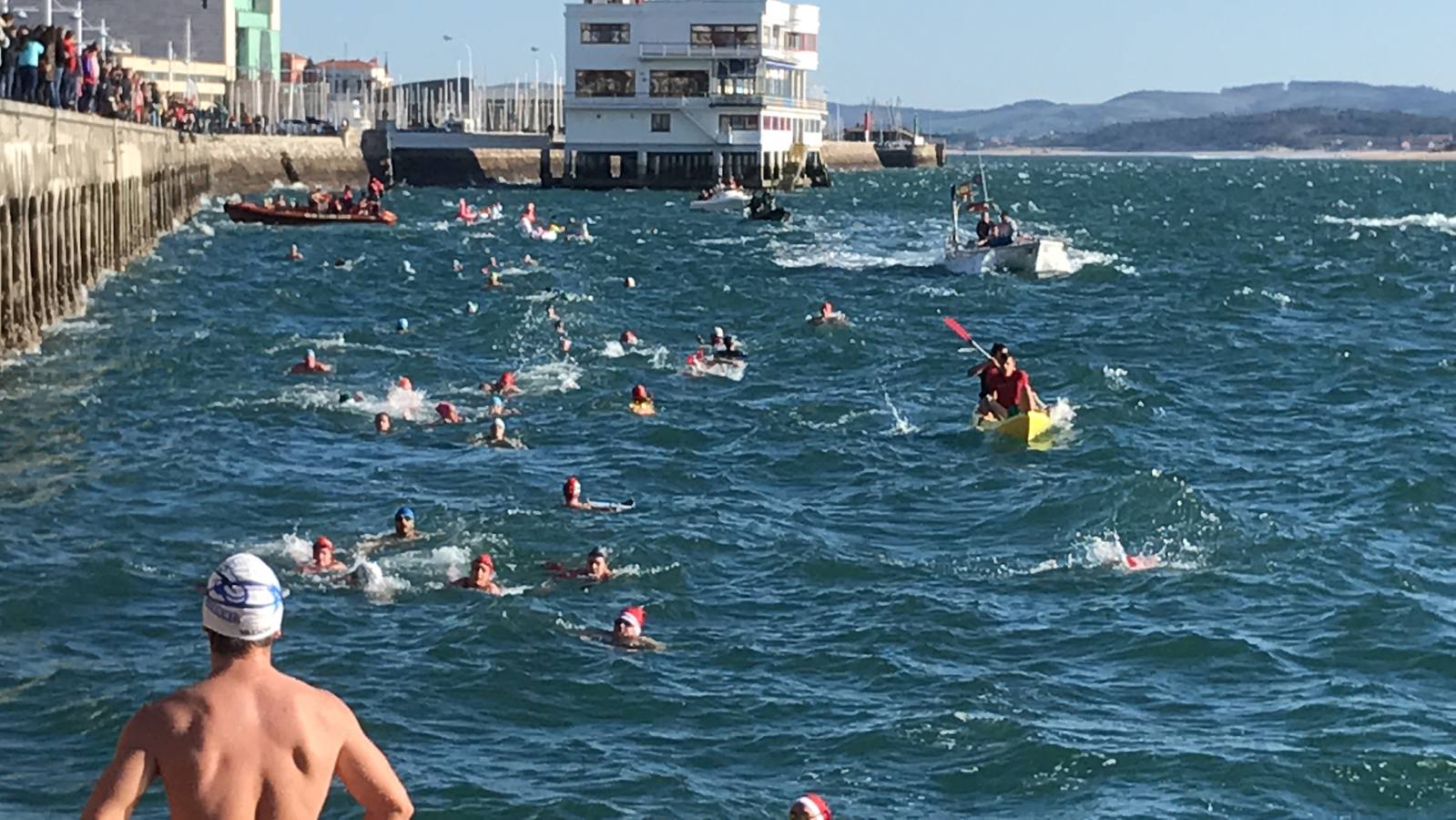 Un baño en la bahía de Santander para celebrar la Navidad