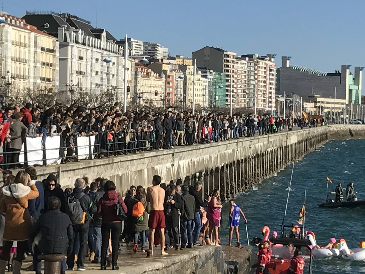 Un baño en la bahía de Santander para celebrar la Navidad