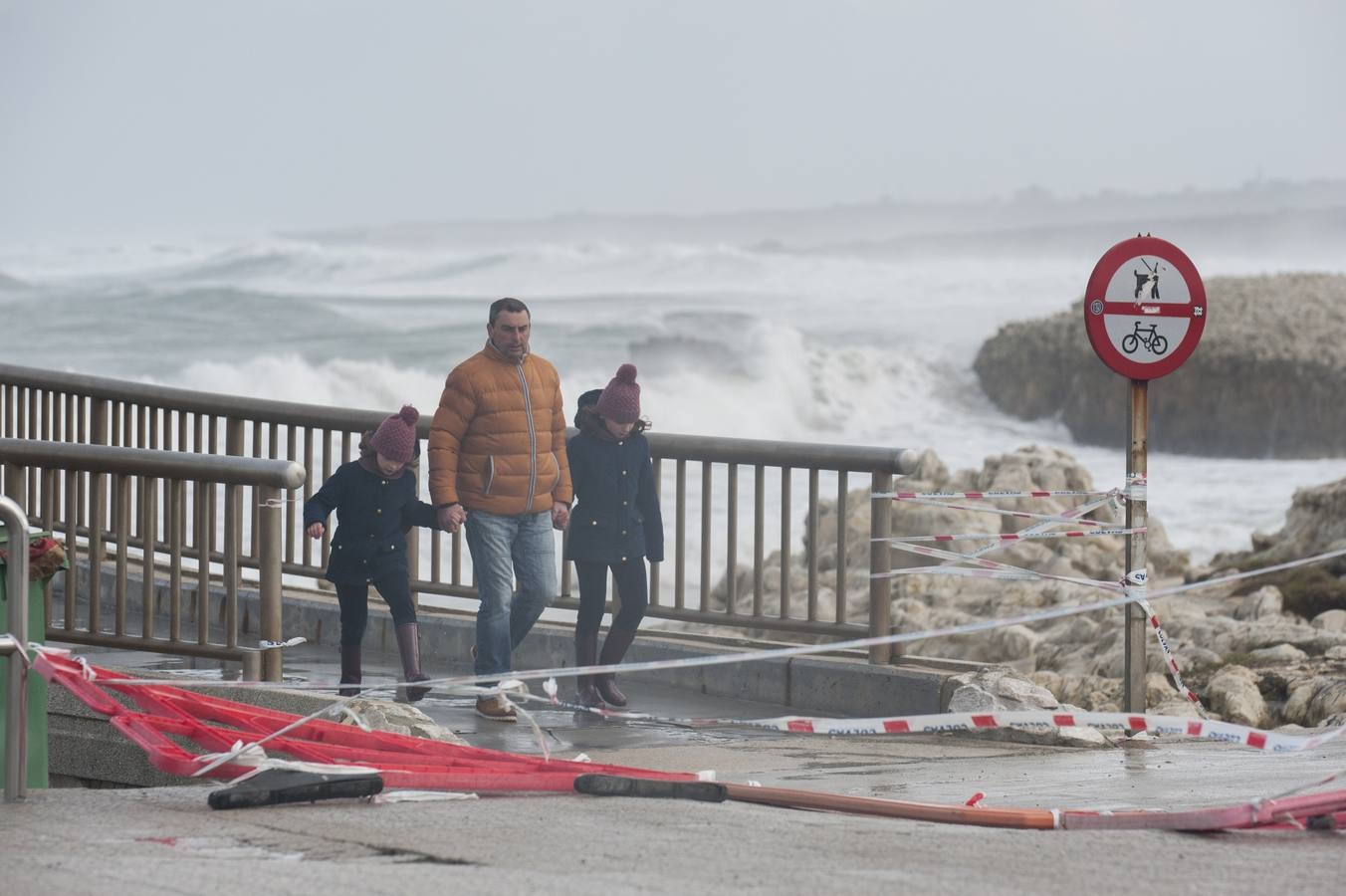 Un reguero de incidencias por el temporal de viento &#039;Bruno&#039; en Cantabria