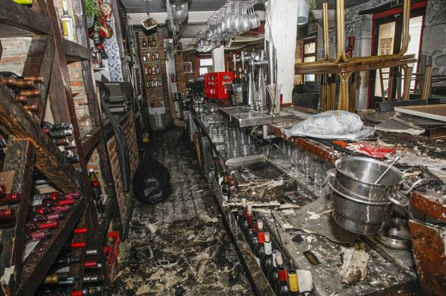 La barra y el comedor del bar restaurante La Casuca también han sufrido importantes daños por las llamas.