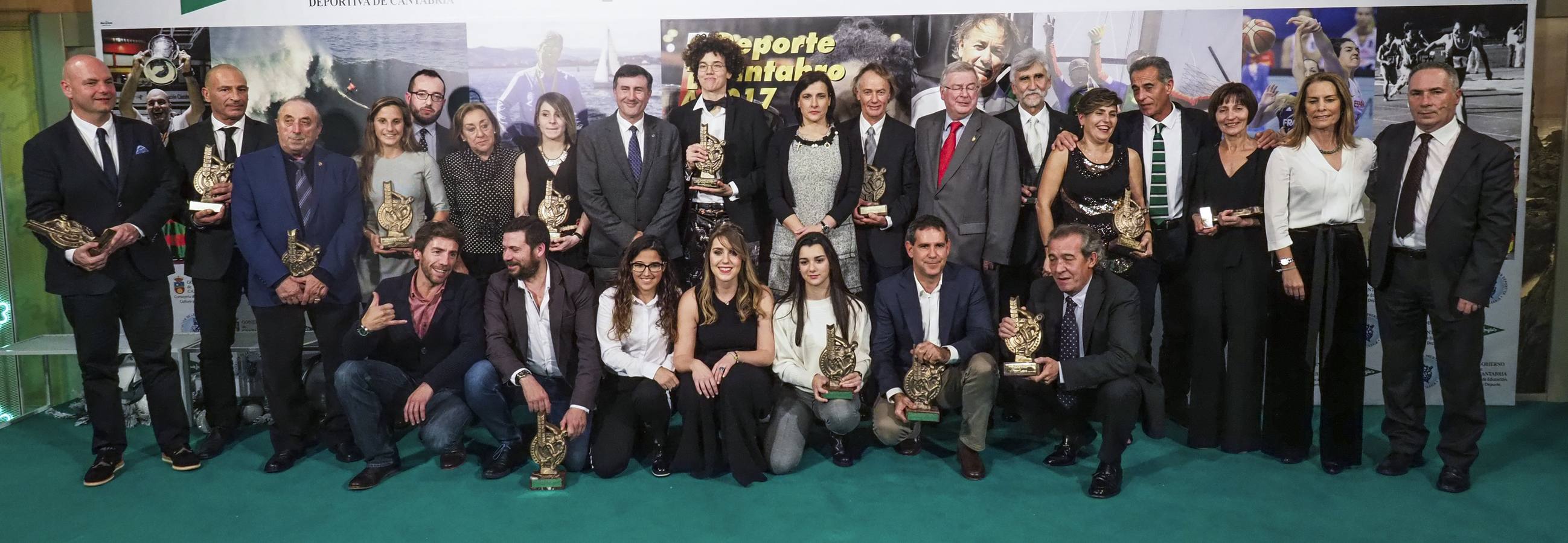 La Gala del Deporte Cántabro ha reunido, en su 24 edición, a ocho medallas de oro olímpico. En esta ocasión, el jurado formado por miembros de la Asociación de Prensa Deportiva ha elegido, entre otros, a la jugadora de baloncesto Laura Nicholls como mejor deportista internacional y al regatista Fernando Echávarri como mejor deportista nacional.